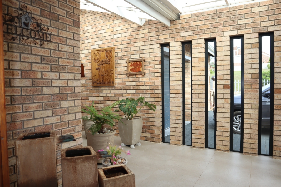 3 Bedroom Property for Sale in Wavecrest Eastern Cape